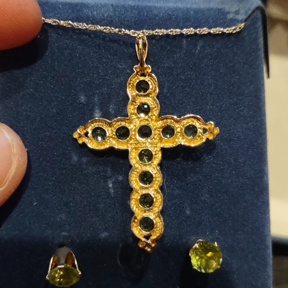 Peridot Cross pendant, necklace with peridot stud earrings - Picture 4 of 4